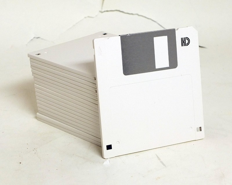 Generic White 3.5 3 1/2 Micro Floppy Discs 37x gallery