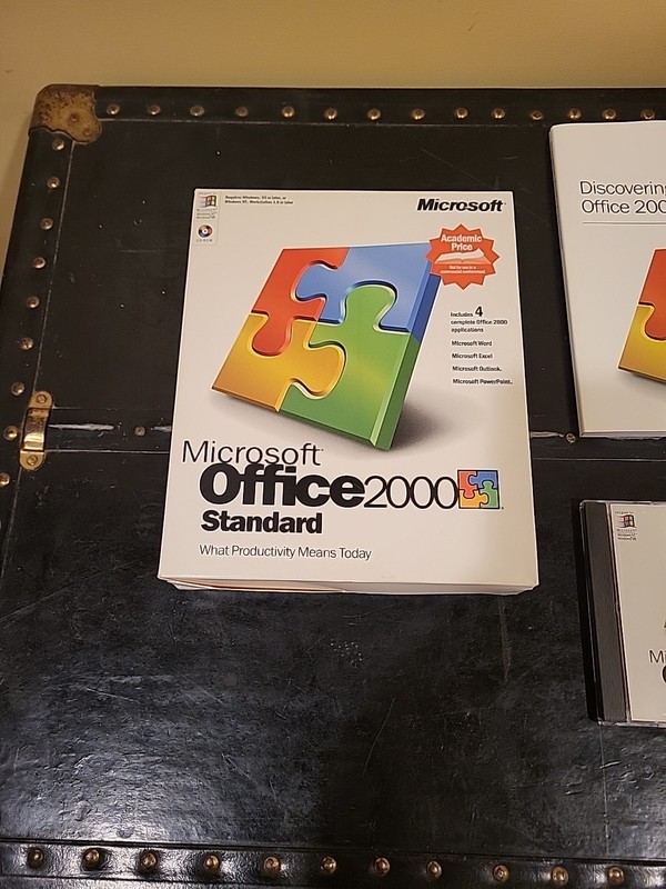 Microsoft Office 2000 Standard (Academic) X03-7979 preowned gallery