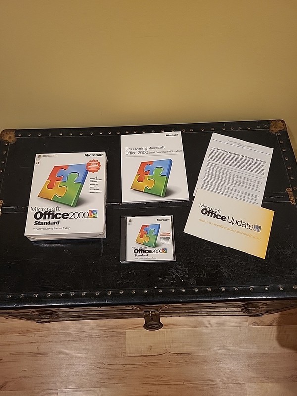 Microsoft Office 2000 Standard (Academic) X03-7979 preowned