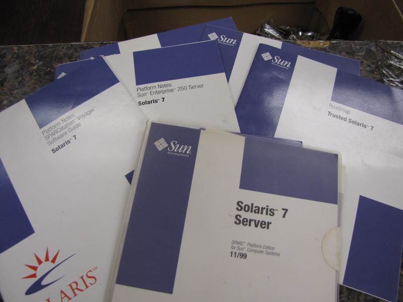 Vintage Sun Solaris 7 Server 11/99 SPARC Platform Edition CD with manual gallery