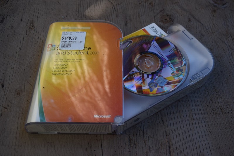 Microsoft Office 2007 Home and Student Service Desk Edition w/ CD Product Key