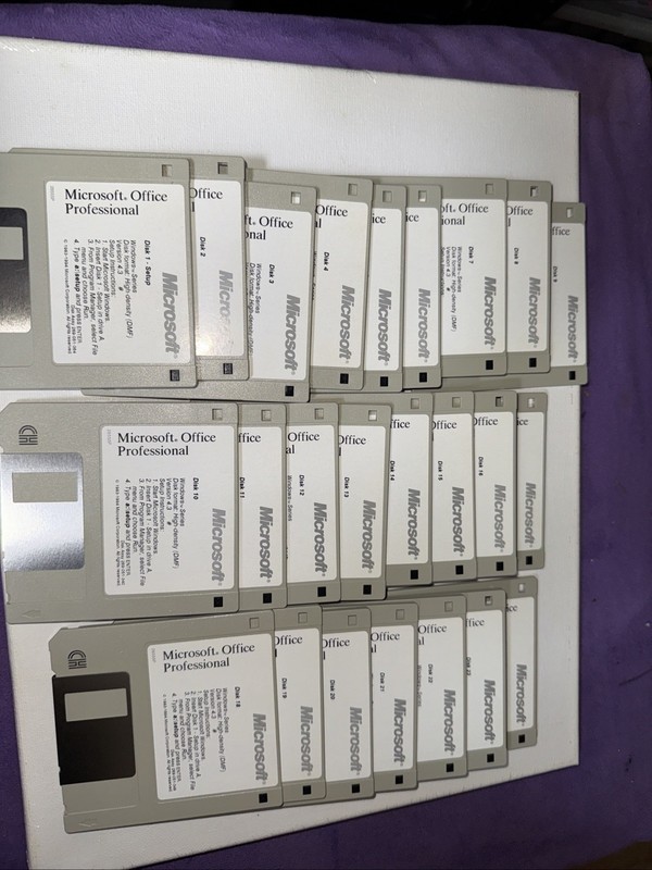 Microsoft Office Professional Version 4.3 (16 x 3.5″ Floppy 24 Disks