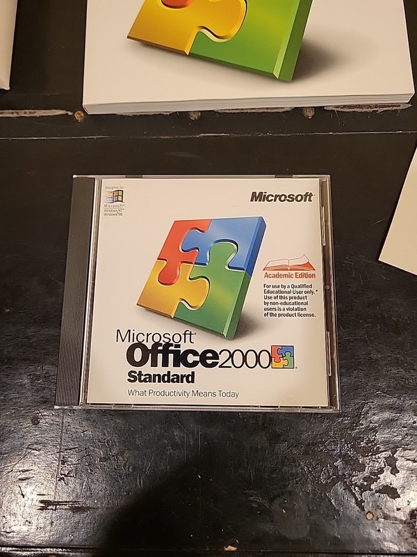 Microsoft Office 2000 Standard (Academic) X03-7979 preowned gallery