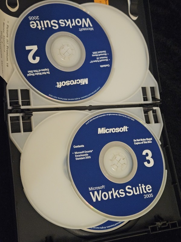 Microsoft Works Suite 2005 CD-ROM –Win 98 / 2000 / XP –No Scratches – W/Product gallery