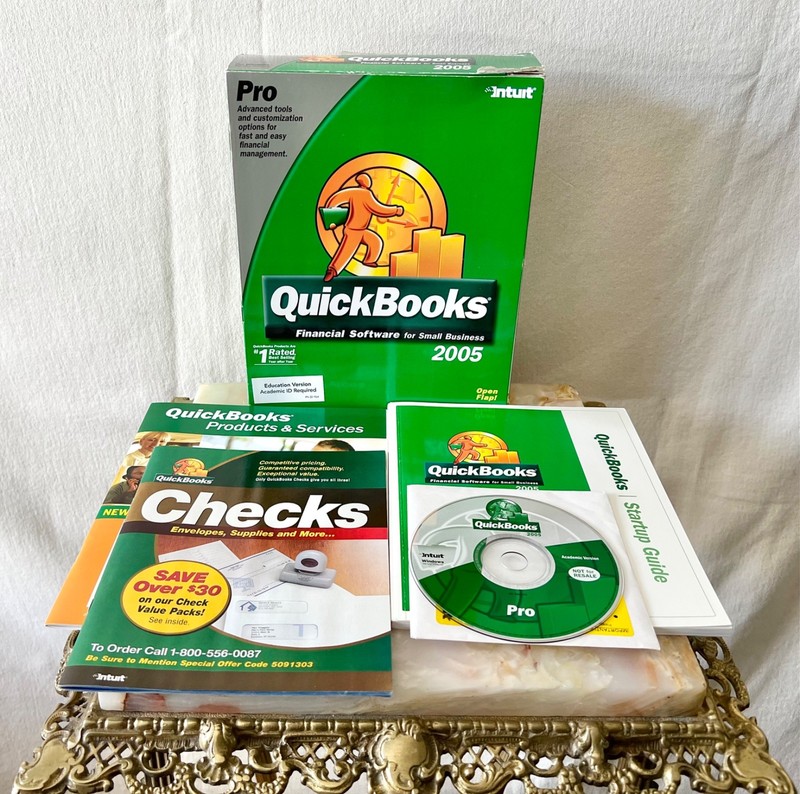 QuickBooks Pro 2005 Academic Version Complete Box CD Manual License Card PC