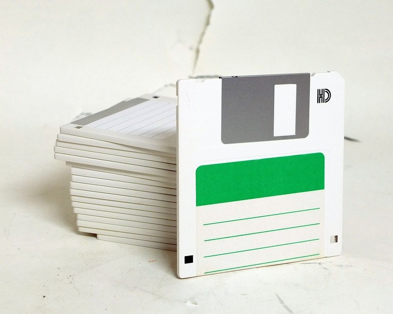 Generic White 3.5 3 1/2 Micro Floppy Discs 37x gallery